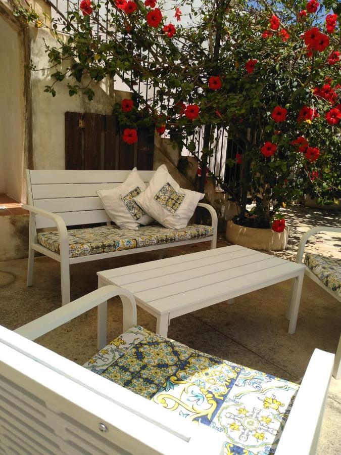 Casale Hibiscus Villa Santa Maria Del Focallo Exteriör bild