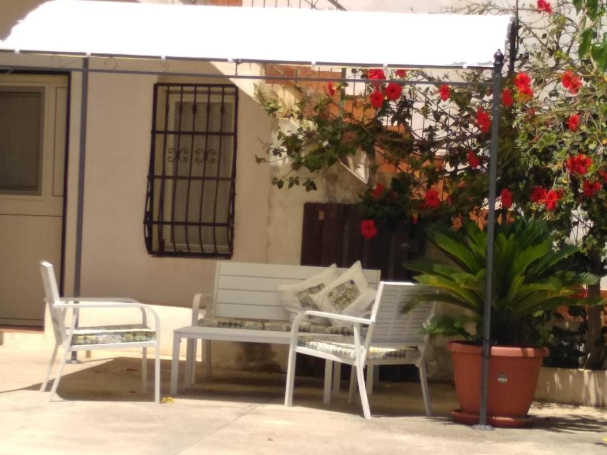 Casale Hibiscus Villa Santa Maria Del Focallo Exteriör bild